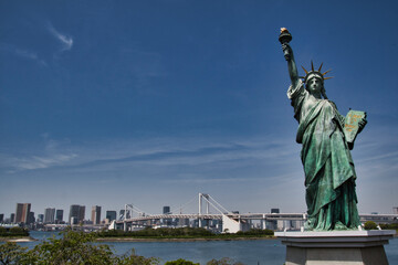 Fototapeta premium The Statue of Liberty and the Rainbow Bridge in Tokyo Bay. Tokyo Japan 