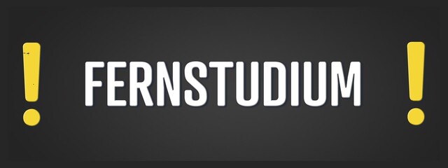 Fernstudium. Eine schwarze Tafel mit weissem Text. Illustration mit Grunge Textstil.