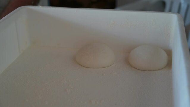 panettiere prepara l'impasto ed i panetti per le pizze