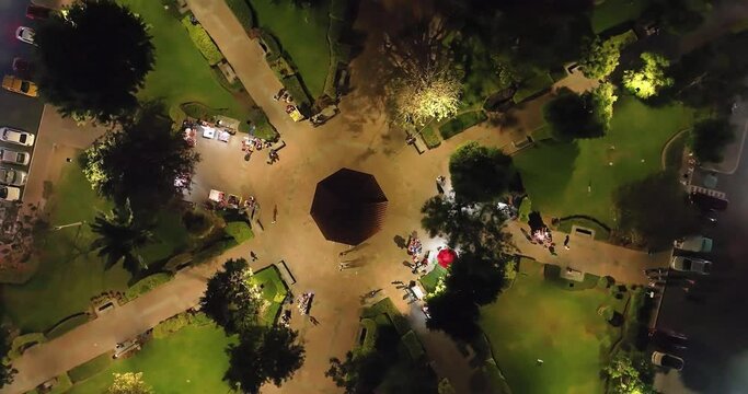 Vista de parque en la noche