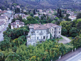 Obraz premium An old, abandoned villa in Italy, with cracked walls, overgrown plants.