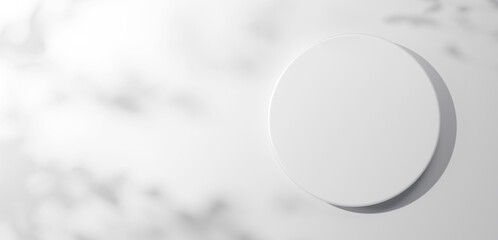 白背景に白い円柱の台座。木の葉の影。コピースペース。3D（俯瞰）（横長）