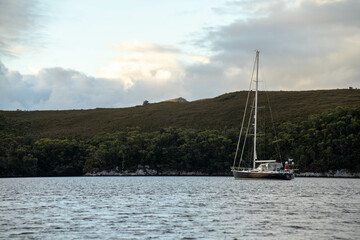 Obraz premium clouds over mountains over the water in a national park and beautiful rock mountain above the ocean in a national park