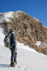 Fototapeta na wymiar 冬の武尊山に登る女性
