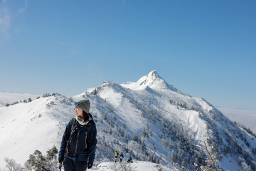 冬の武尊山に登る女性