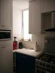 Una ventana en la cocina por la tarde 