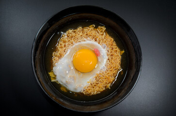 インスタントラーメンに卵と明太子ペースト