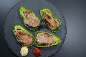 ピーマンの肉詰めにケチャップとマヨネーズ