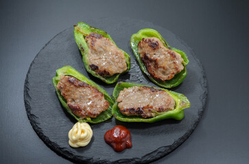 ピーマンの肉詰めにケチャップとマヨネーズ