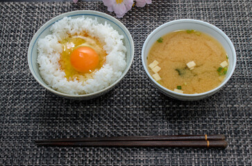 卵かけご飯と味噌汁の朝食