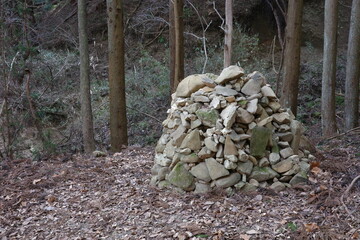 宮城県山元町にある深山の登山道にあるケルン
