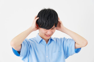 頭を抱える男性　白背景