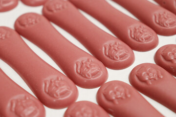 バレンタイン用に整列した猫の模様のピンクのいちごチョコ、ルビーチョコ