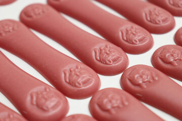 バレンタイン用に整列した猫の模様のいちごチョコ、ルビーチョコ