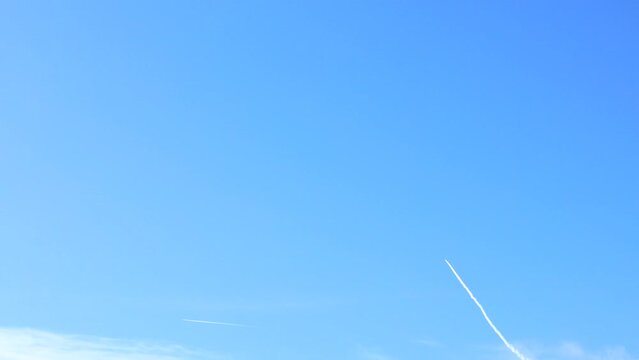 飛行機雲　青空を飛ぶ飛行機