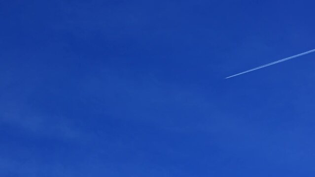 飛行機雲　青空を飛ぶ飛行機　旅行　イメージ	