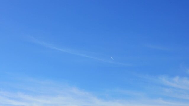 飛行機雲　青空を飛ぶ飛行機　旅行　イメージ	