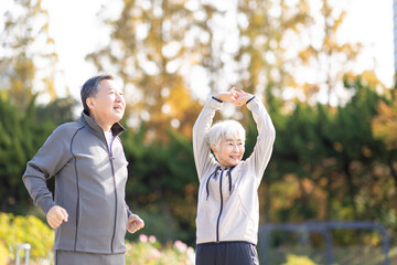 公園で運動する老夫婦