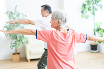 Fototapeta premium ヨガをするシニア男女