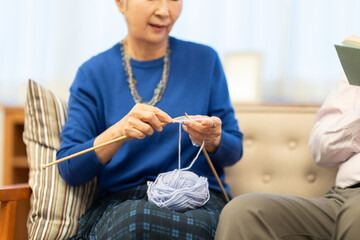 編み物をするシニア女性の手元