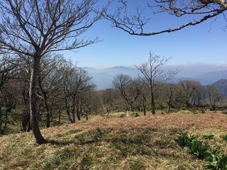 Obraz premium 晴れた春の日の御池岳の景色、風景