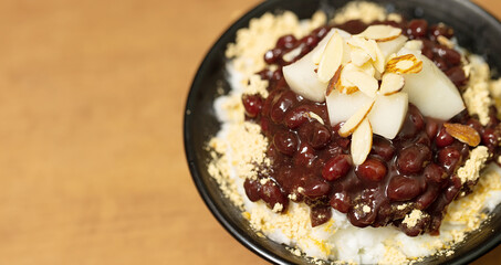 Rice cake topping on red bean bingsu	