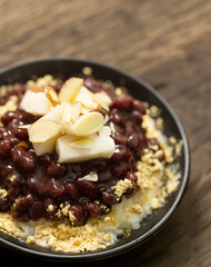 Rice cake topping on red bean bingsu	