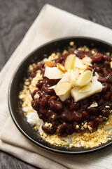 Rice cake topping on red bean bingsu
