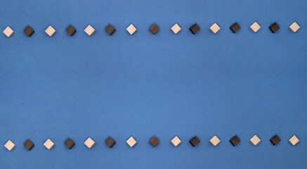 白と黒のブロックを交互に並べたラインの深い青色の背景 - obrazy, fototapety, plakaty