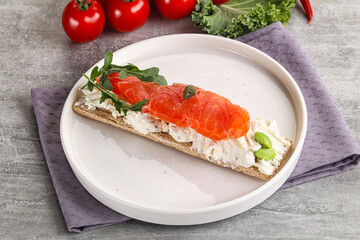Crispy bread with salmon and cream cheese