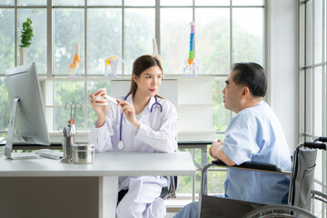 A dentist explains a situation involving oral and dental therapy to a patient.