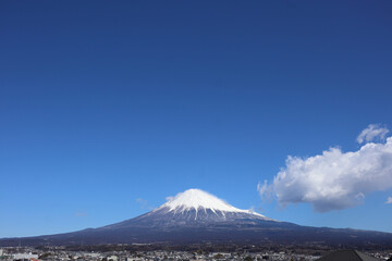 Fototapeta na wymiar 富士宮の晴天の富士山