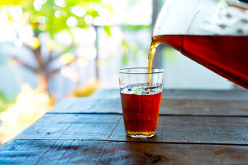 お茶などの飲み物を注ぐ