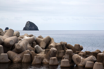 View of the tetrapods with the horizon at the seaside