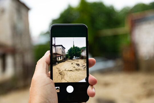 A natural disaster, a mudslide, filmed on a smartphone. Mobile Reporter.