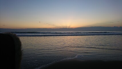 夜明けの浜辺より　初日の出を待つ　男の子　朝焼けと美しい波の共演　九十九里浜,白里海岸,千葉県,日本