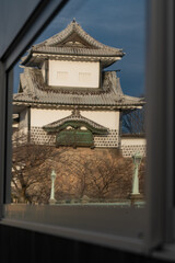 窓に映る金沢城