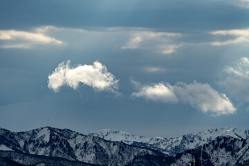 雪山と雲を指す光