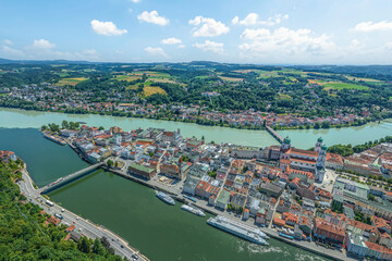 Fototapeta na wymiar Die Dreiflüssestadt Passau am Zusammenfluß von Donau, Inn und Ilz im Luftbild