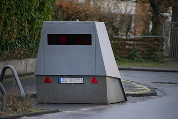 Blitzeranhänger an Straßenrand