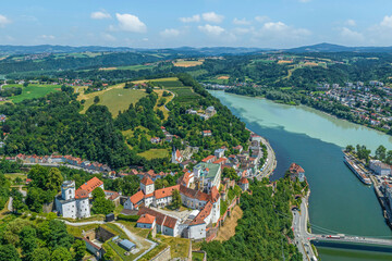 Passau in Niederbayern von oben, Blick über die Veste Oberhaus donauabwärts