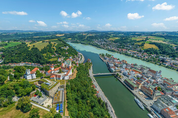 Die Dreiflüssestadt Passau am Zusammenfluß von Donau, Inn und Ilz im Luftbild