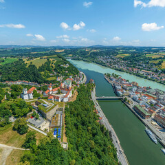 Passau am Zusammenfluß von Donau, Inn und Ilz im Luftbild, Blick über die Veste Oberhaus...