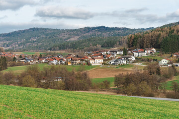 Fototapeta na wymiar Panoramablick auf das Dorf Haibach mit Blick in den Bayerischen Wald im Frühling, Bayern, Deutschland