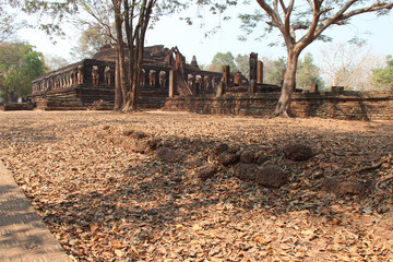 ruined temple (wat chang rop) in khamphaeng phet in thailand 