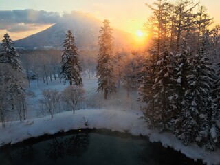 夕焼けに照らされるニセコの羊蹄山