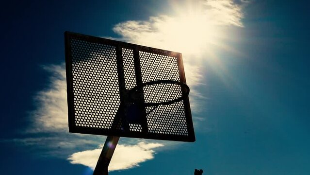 Una canasta de baloncesto en un playground