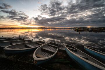 千葉県印西市　印旛沼の朝陽に照らされるボート