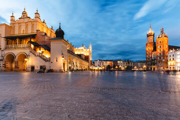 Fototapeta na wymiar Cracow, Poland old town and St. Mary's Basilica seen from Cloth hall at night