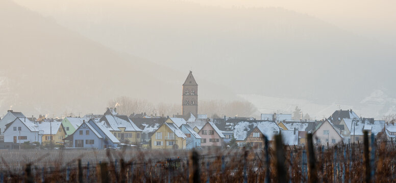 Kaysersberg vignoble, Sigolsheim, clocher de l'&eacute;glise Saints-Pierre-et-Paul et toiture enneig&eacute;, CeA, Alsace, Grand Est, France